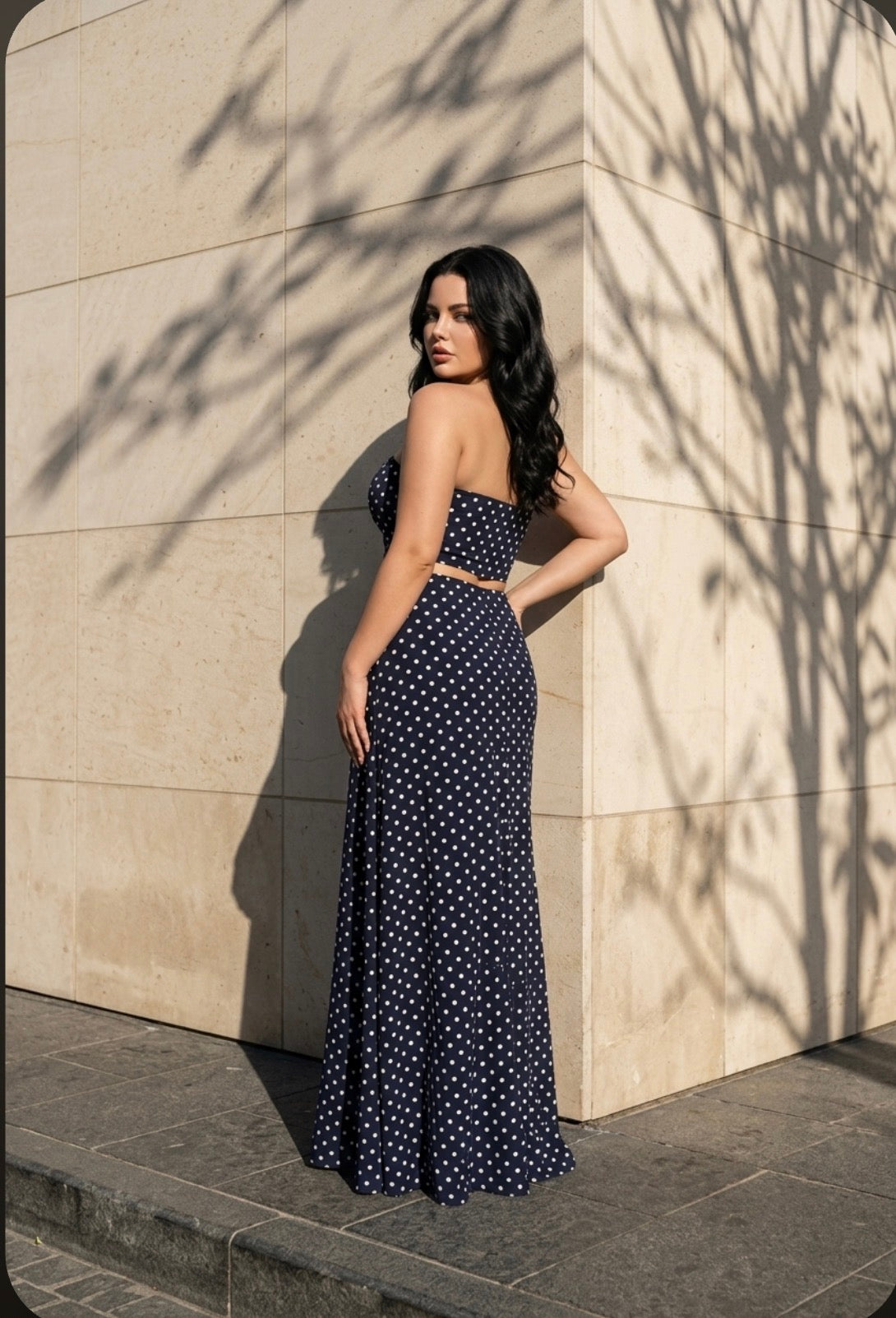 Ensemble Élégance Riviera – Top Bandeau & Jupe Longue à Pois 🤍